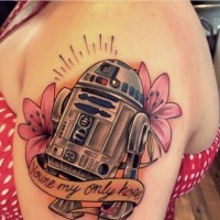 Romantischer Stil großes farbiges R2D2 Droid Tattoo an der Schulter mit Blumen und Schriftzug