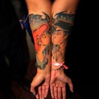Romantischer Stil farbiges Unterarm Tattoo mit altem cartoonischem Paar