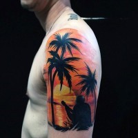 Tatuaje en el brazo,
musicante romántico en la playa del océano