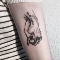 Tatuaje en el brazo,
 dos manos tiernos