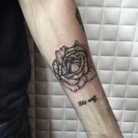Rose Blume Tattoo am Unterarm in gepunkteter Arbeit mit schwarzem Schriftzug