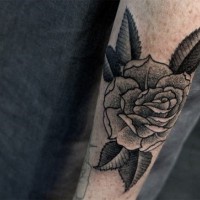 Tatuaje en el antebrazo, rosa gris