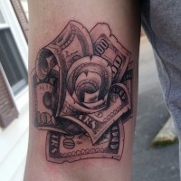 Rose Tattoo mit Dollarbanknoten am Arm