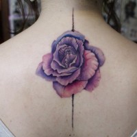 Tatuaggio sulla schiena la rosa viola