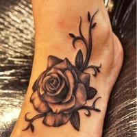 Tatuaje de rosa gris en el pie