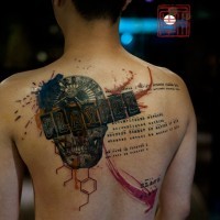Roulette, Schädel und DNA-Glücksspiel mit Schriftzug farbiges Rücken Tattoo im Polka Trash Stil