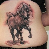 cavallo scuro in esecuzione tatuaggio su parte bassa della schiena