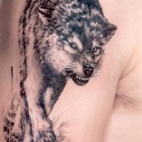 Tatuaje en el brazo, lobo que caza