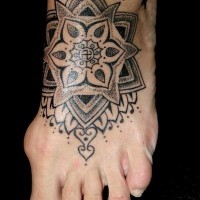 modello sacro tatuaggio inchiostro nero su piede di donna