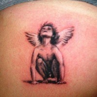 Tatuaje  de ángel que mira hacia arriba
