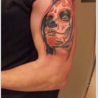 Tatuaggio colorato sul braccio Santa Morte