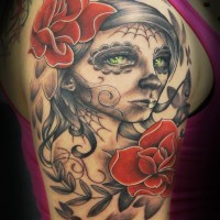 Tatuaggio colorato sul braccio Santa Morte con le rose