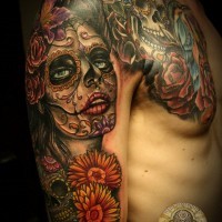 Tatuaggio impressionante  sul braccio e sul petto Santa Morte & i teschi & i fiori