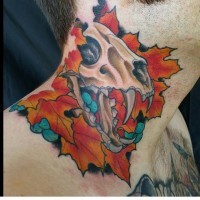 Tatuaje en el cuello, cráneo de un animal entre hojas otoñales