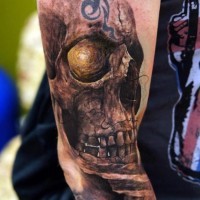 Tatuaje en el brazo,
cráneo grande con escalera