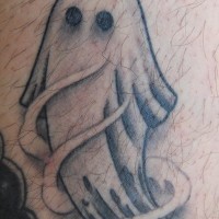 Furchtbarer Geist Tattoo mit Schatten auf Bein des Mannes