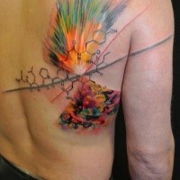 Wissenschaftlicher Stil gefärbtes Rücken Tattoo von großer Explosion