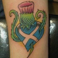 fiore cardi con bandiera scozzese  a forma di cuore tatuaggio su braccio