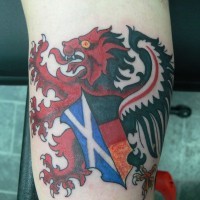 leone rosso con bandiera scozzese tatuaggio su braccio