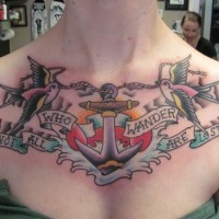 Tattoo von Anker und zwei schwebenden Vögeln mit Aufschrift auf der Brust