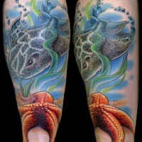 Meeresboden Landschaft Rochen und Seesterne detailliertes farbiges Tattoo