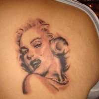 Tatuaje en la espalda,
retrato negro blanco simple de Marilyn Monroe traviesa
