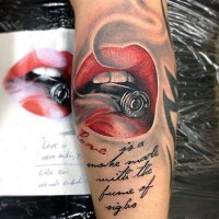 Verführerischer Stil coole Lippen mit Kugel und Schriftzug Tattoo am Arm