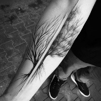 Tatuaggio per l'avambraccio di diversi alberi in inchiostro nero separato di Inez Janiak