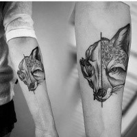 Tatuagem de antebraço em ponto separado do crânio de animal e cabeça de raposa