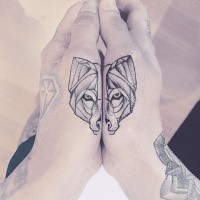 Tatuaggio a mano in stile punto separato della testa di lupo