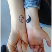 Tatuaje en las manos, dos mitades de yin yang