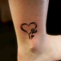 Sexy Tattoo von schwarzroten Herzen auf dem Fuß