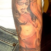 Tatuaje en el antebrazo, chica bronceada en las gafas de sol