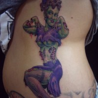 Tatuaje de mujer zombi delgada