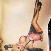 Sexy verführerisches Pin Up blondes Mädchen farbiges detailliertes Tattoo an der Seite und am Bauch