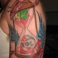 Klee und Schädel in geflügelter Sanduhr Tattoo