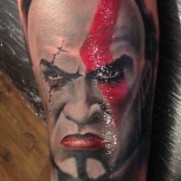Tatuaje la cara del bárbaro con la cicatriz y mirada maligna en el antebrazo