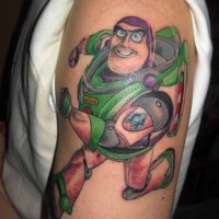 Scharfes und farbiges Schulter Tattoo von Raumsoldat aus Cartoon