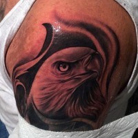 Sharp designed and painted detailed black and white eagle shoulder tattoo