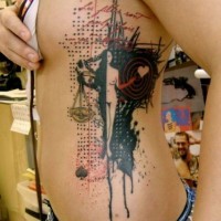 Scharfes und mystisches Rätsel Tattoo an der Brust gemalt