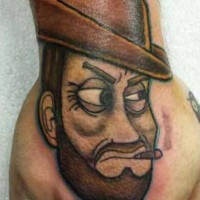Scharfes hausgemachtes Aquarell Tattoo mit rauchendem Spielzeug Cowboy an der Hand