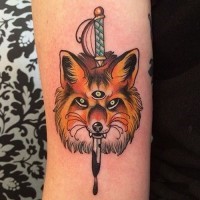 Tatuaje en el antebrazo,
zorro tremendo con tres ojos perforado por espada