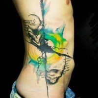 Scharg gemalter farbiger Schädel und mystische Kreatur Tattoo an Seite