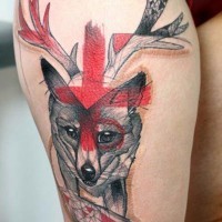 Scharf gemalte Hälfte farbiges Fuchses mit Ornamenten Tattoo am Oberschenkel