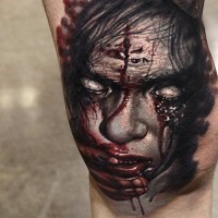 incredibile dipinto molto realistico terrificante mostro insanguinato tatuaggio su braccio