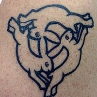 Schulter Tattoo von drei rundlaufenden Hasen