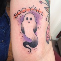 timido fantasma colorato idea tatuaggio su braccio di ragazza