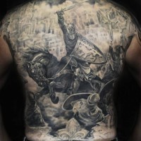 Tatuaje en la espalda, caballero medieval fascinante a caballo en una batalla