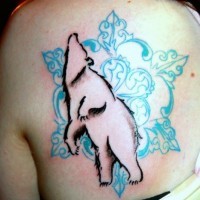Tatuaje  de silueta de oso y copo de nieve azul