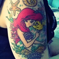Tatuaje en el brazo, sirena Ariel  con pez y flores